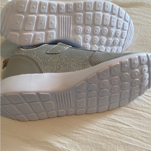 New- Fabkids Gray Glitter trainer shoes size 5 (Big Girl) - Picture 4 of 6